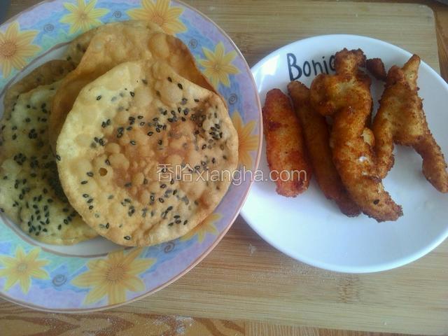 炸好的饺子皮，鸡柳盛盘备用。
