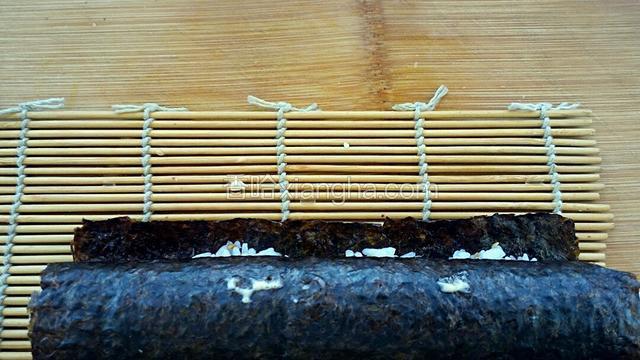 收边处涂上一些清水再卷紧。