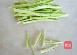 竹叶菜杆炒肉丝的做法图解2