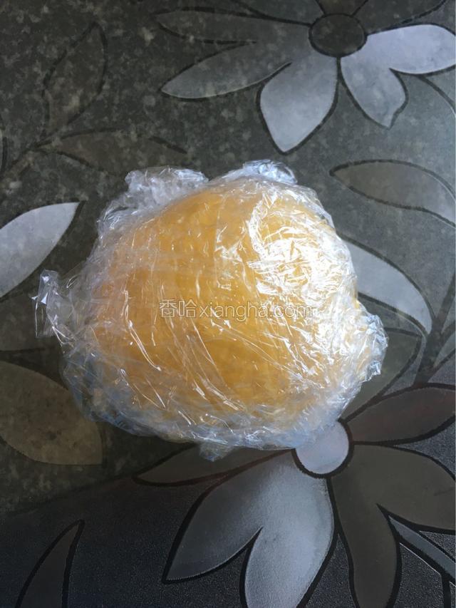 在装有51克黄油的盆内放入51克低筋面粉。然后裹上保鲜膜备用
