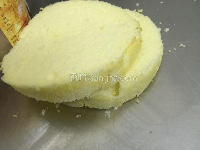 蛋糕胚体切成三片