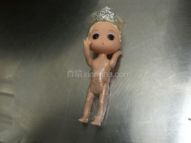 娃娃用保鲜膜从胸部以下包裹起来