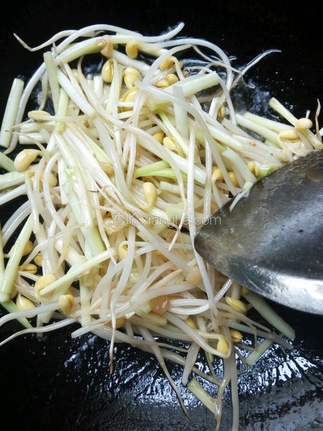 油烧热，倒入韭黄，黄豆芽翻炒。