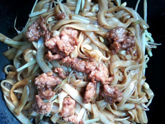 倒入牛肉翻炒