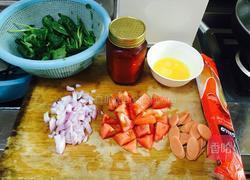 香肠炒面的做法图解1