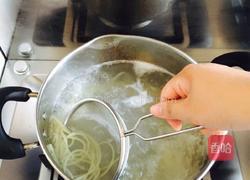 香肠炒面的做法图解2