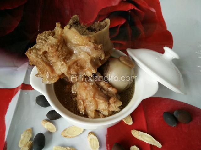 炖好的猪骨一股股的香味，开盖盛出一两块尝尝咸淡和熟的口感，好嫩个大骨
