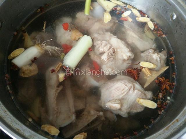 倒入纯净水漠过大骨