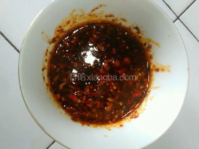把剁细的红辣椒，蒜装入红油辣子的碗里，再加入适量的盐，鸡精，味精，花椒面，酱油和少许的白糖，醋一起调成汁