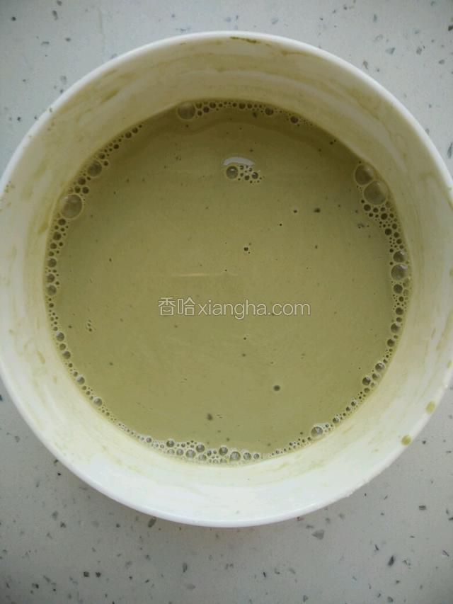 把淀粉和抹茶粉均匀拌到一起，用跟淀粉等大的一小碗水活成稀糊糊