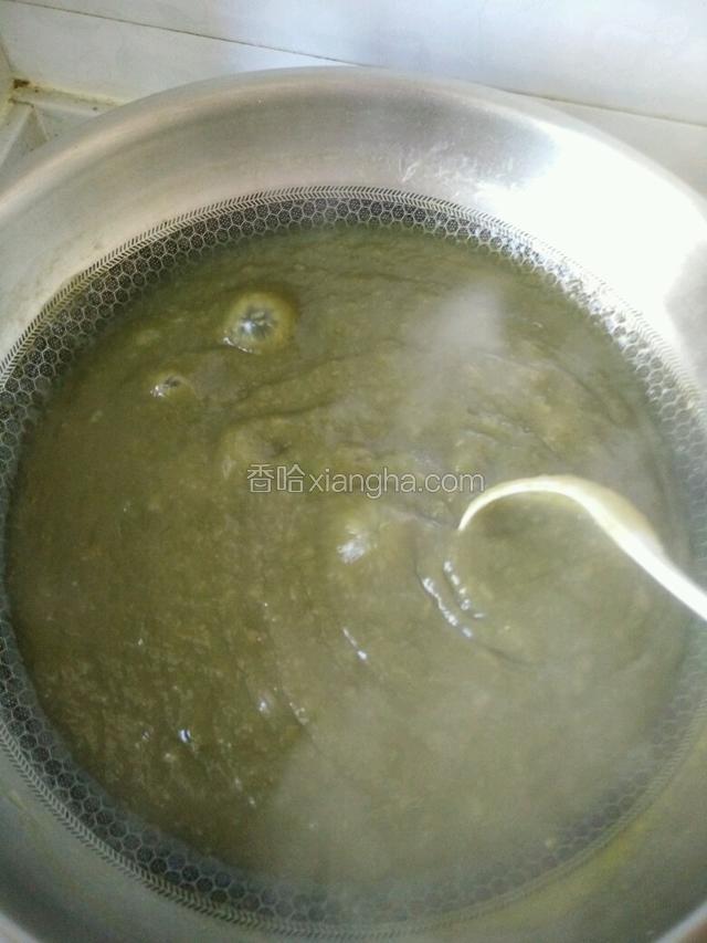 锅里倒4小碗水烧开，然后把稀糊一点一点倒到锅里一定要一点一点倒不能急，一边倒一边不停的搅拌