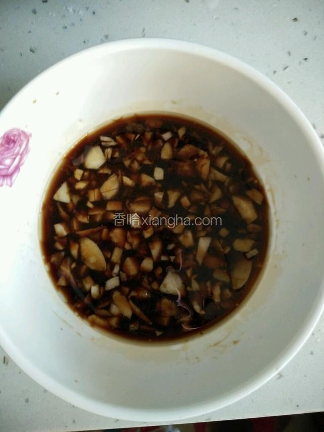把冷藏好的凉粉拿出来切条，蒜切碎，放到一个小碗里，加盐、鸡精、牛肉粉、白糖、生抽、醋、耗油、香油，拌匀