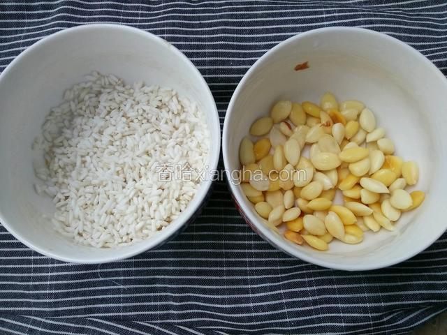 准备好糯米和去皮的杏仁