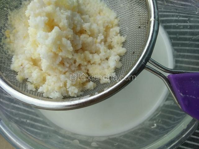 把糯米和杏仁加水用搅拌机打糊过筛一次，再加水打一次过筛。打好后加适量白砂糖煮几分钟成糊。