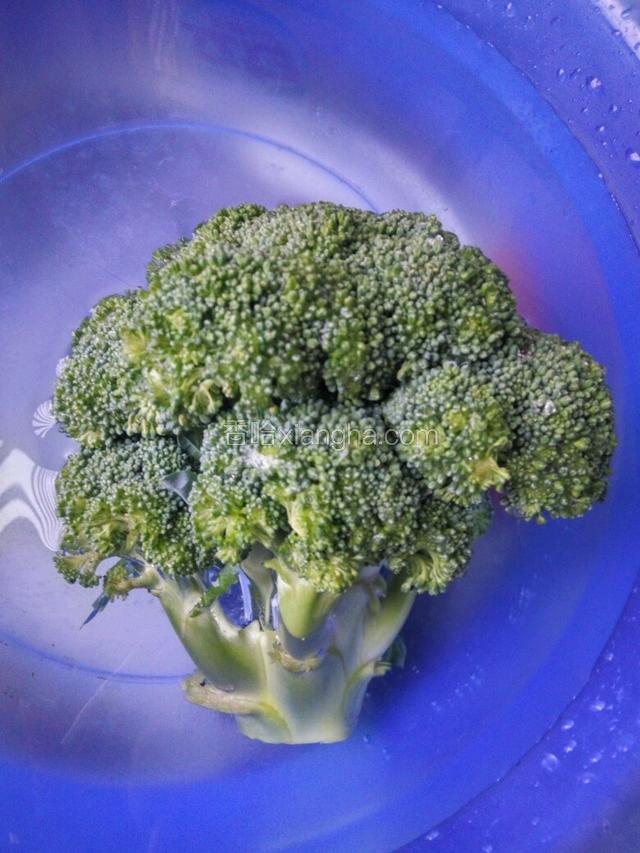 西兰菜用水泡半小时，洗净