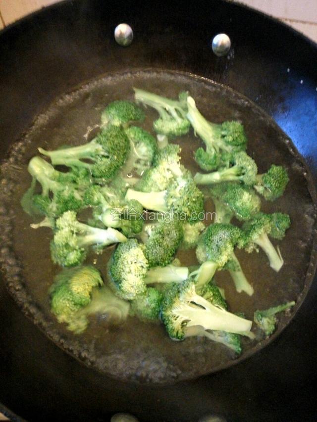 烧开水，放点油，放西兰菜绰两分钟（个人喜欢绰一分钟捞起）