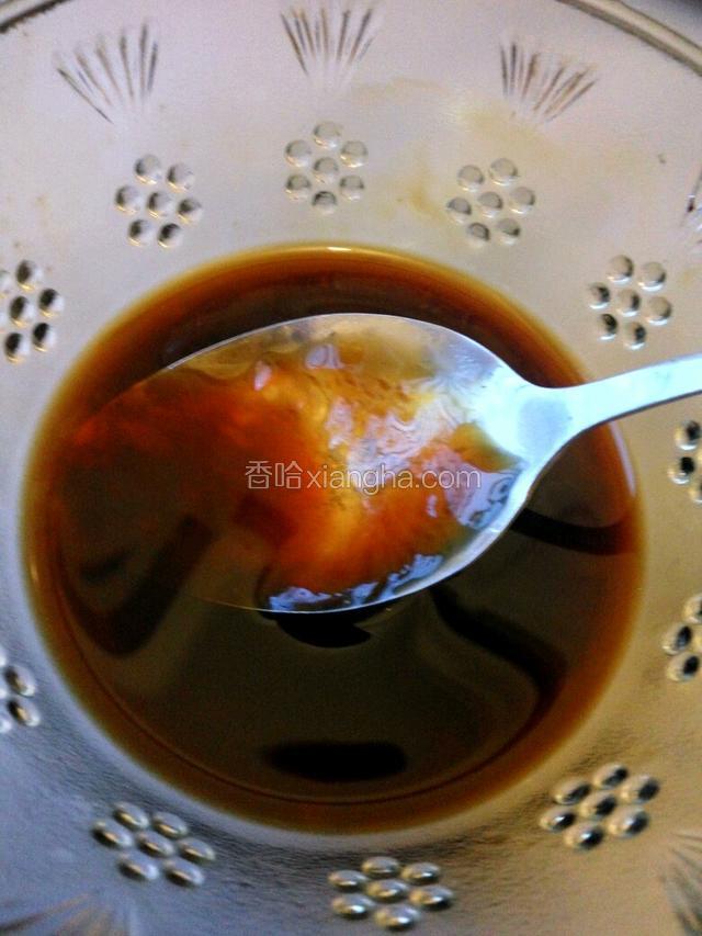 蚝油、盐、油、生抽、醋放入碗内调好