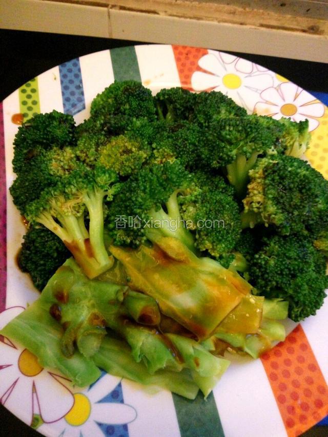西兰花摆盘内，调料均匀淋上