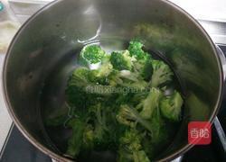 西兰花炒香肠的做法图解1