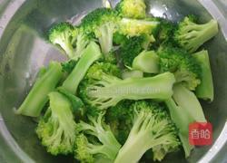 西兰花炒香肠的做法图解3