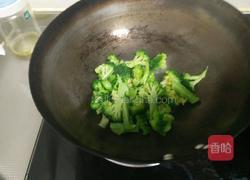 西兰花炒香肠的做法图解5