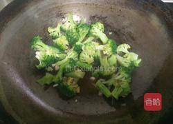 西兰花炒香肠的做法图解6