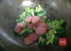 西兰花炒香肠的做法图解7