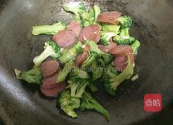 西兰花炒香肠的做法图解9