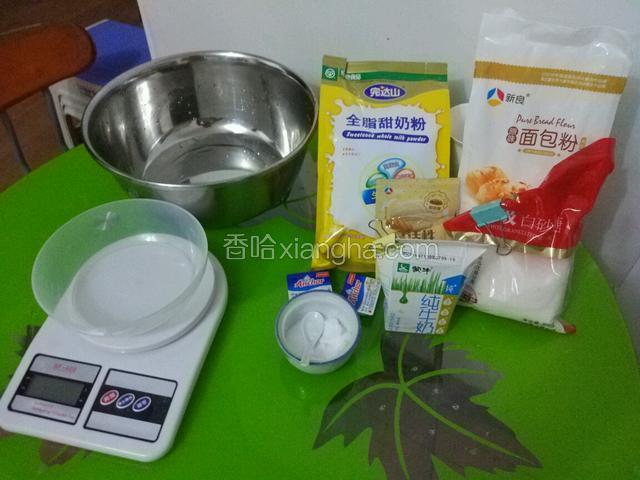 准备所需食材，葡萄干用水泡开。