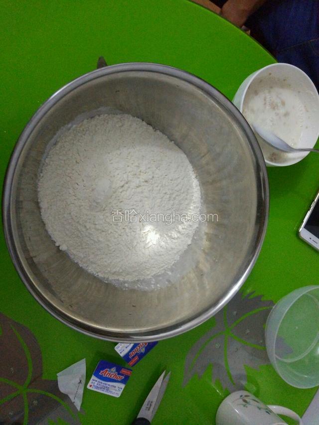 纯牛奶和酵母盐混合搅匀，加入奶粉，搅匀。
