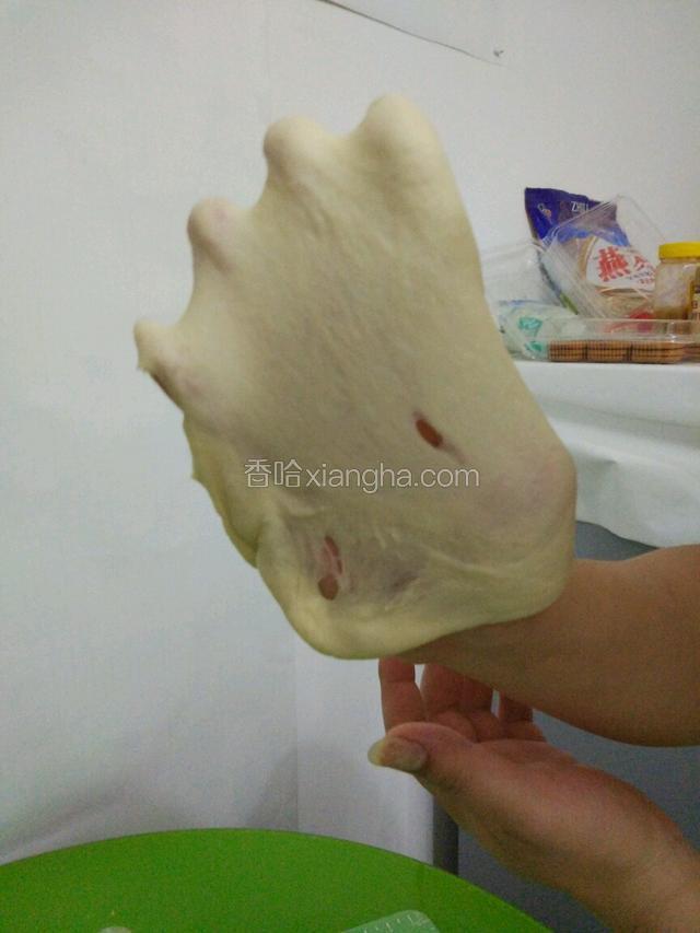 加入黄油继续揉至完全阶段！