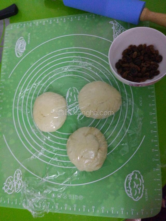 滚圆后发酵至两倍大小，分成均等3份大小，松弛20分钟后.