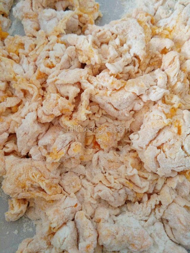 把南瓜汁一点一点倒入面粉中，用筷子搅成棉絮状，然后揉成团。菠菜汁也是这样做。