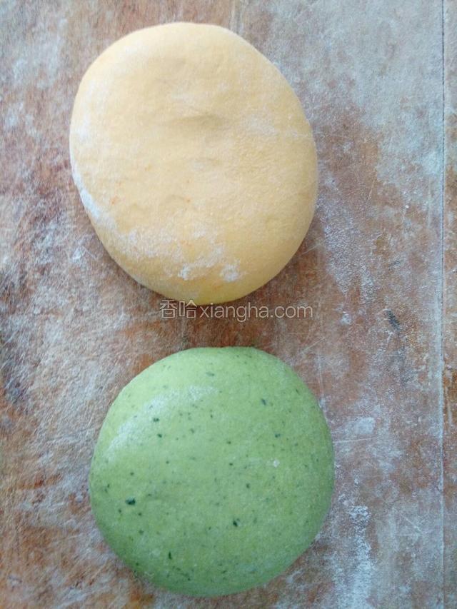 揉好的面醒十分钟，因为我是打算放冰箱里冷冻起来，所以面和的稍微硬一点，我觉得硬一点的面好操作。南瓜面团有点软，我又放了点面，所以揉出来的面团比菠菜汁面团大一点。