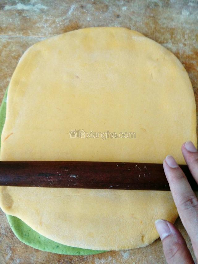 用擀面杖轻轻擀几下，两个面皮粘在一起了就可以了。