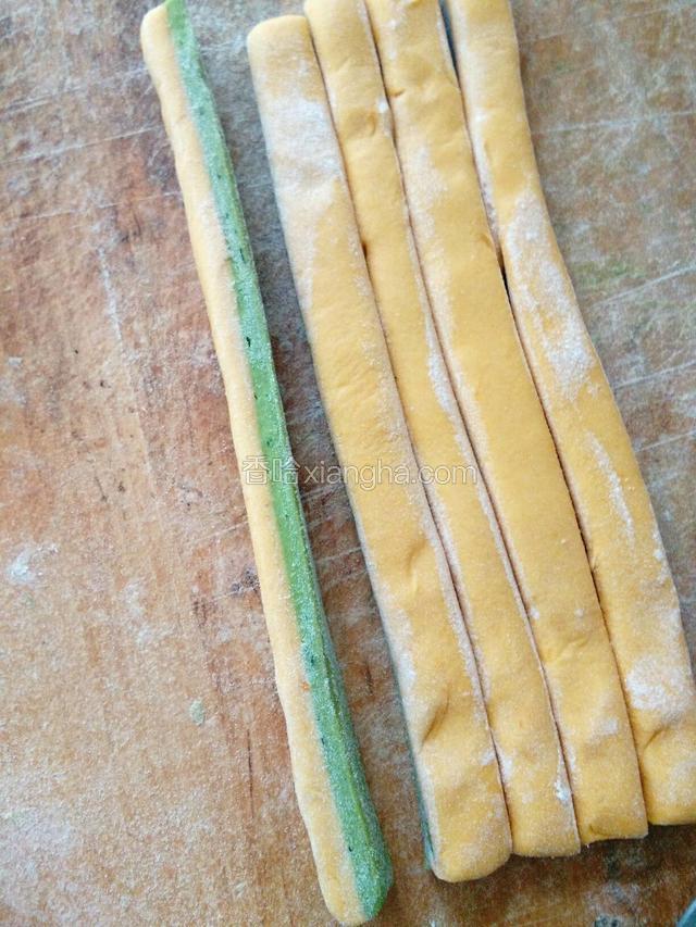 把切开的那两面都粘一点干面粉，避免再切的时候粘上。