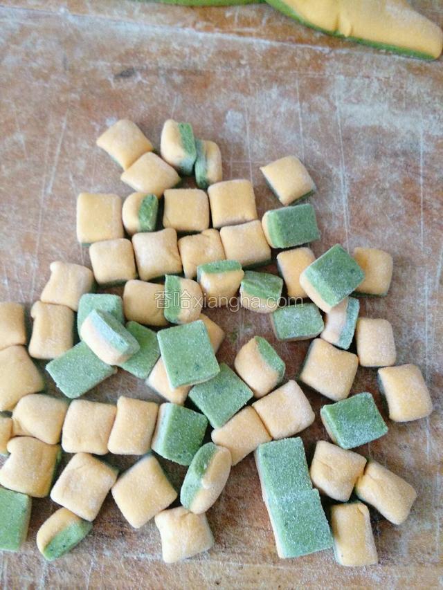 面块四周都粘点干面粉，因为我动作慢，做的时间稍微长点，怕粘上。