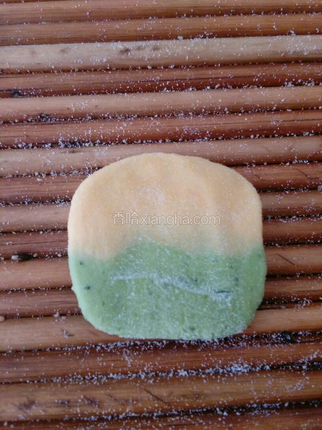 我用的是我家放饺子用的竹排子，也可以用寿司卷用的那个竹帘，把面块放上面，用手把它按薄，尽量按的薄厚均匀一点。