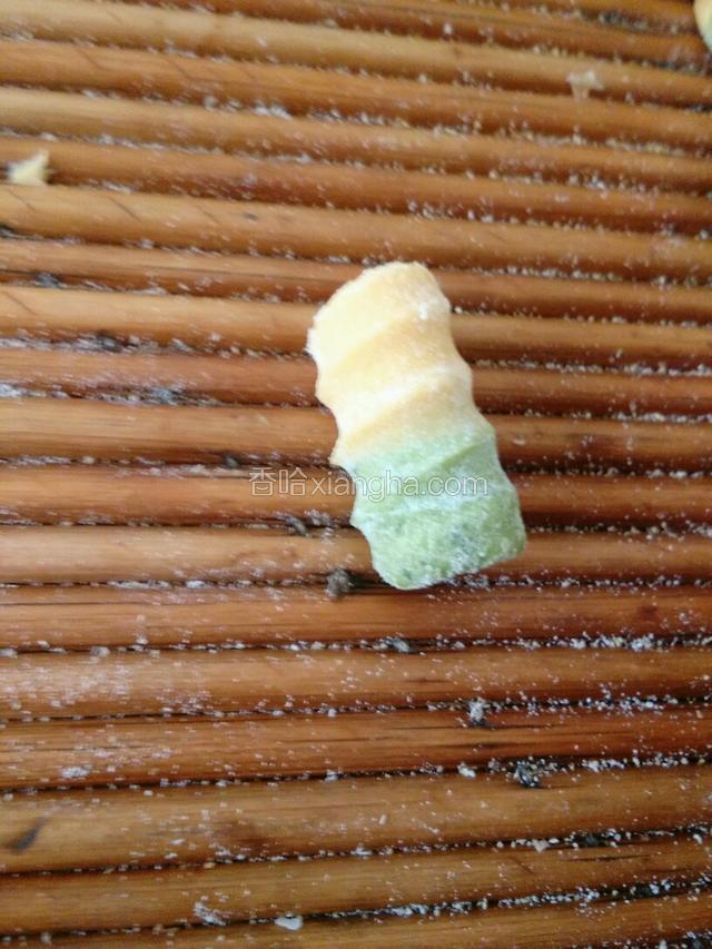 收口朝下放好，一个就做好了。