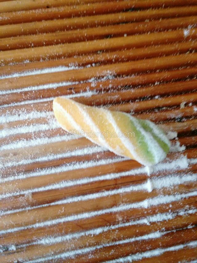 也可以按好后，斜着卷。