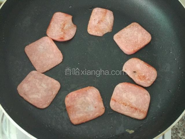 取适量黄油，油化成液体就把三明治火腿放入煎至两面金黄（没有三明治可以用火腿肠代替）（没有黄油也可以用油来代替，黄油煎的非常香，这次我用的油煎，黄油刚好上次用光了）