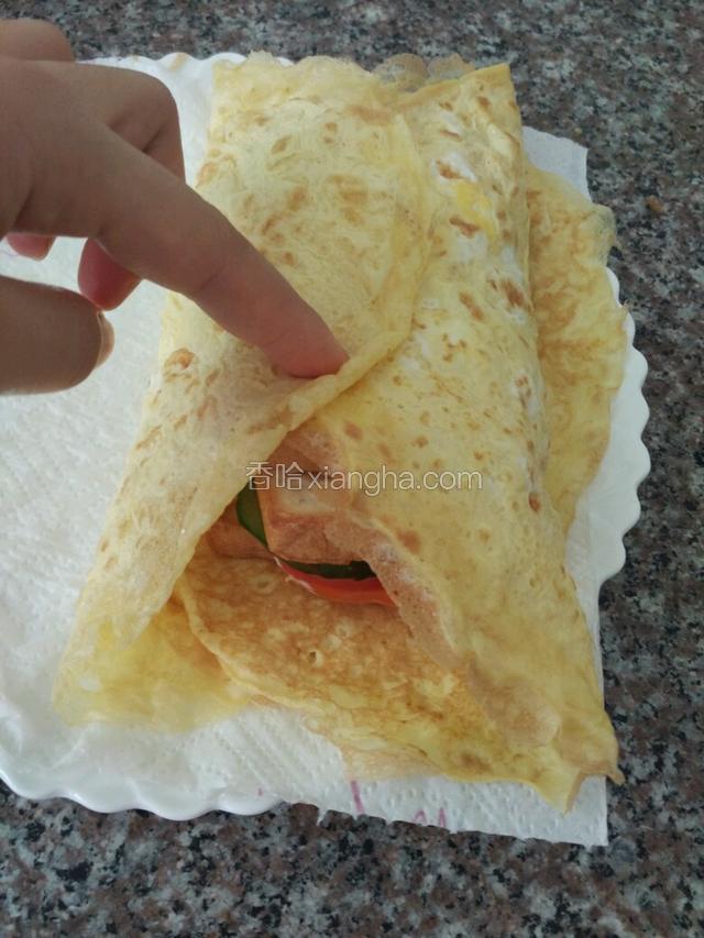 再用4个蛋皮分别包好三明治就完成啦！