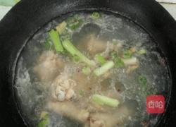 海鲜菇鸡腿汤的做法图解2