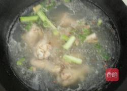 海鲜菇鸡腿汤的做法图解3