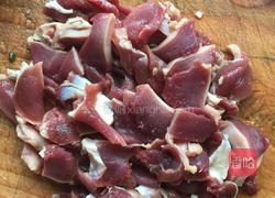 酸胡萝卜炒鸭珍的做法图解3