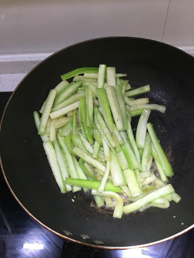 爆炒丝瓜，有点软就可以了
