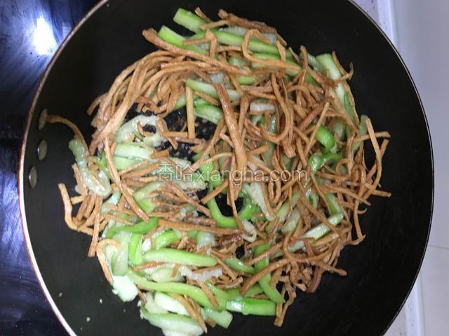 放入过油锅的茶撒，放入盐，鸡精，十三香，大火翻炒