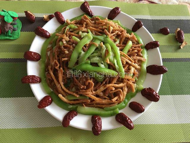 装盘，用红枣装饰了一下