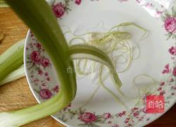 芹菜炒肉的做法图解1