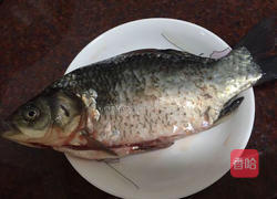 土豆番茄鲫鱼汤的做法图解1